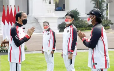  ?? SEKRETARIA­T PRESIDEN FOR JAWA POS ?? SELAMAT BERJUANG: Presiden Joko Widodo melepas secara simbolis kontingen Merah Putih yang akan berlaga di Olimpiade Tokyo.