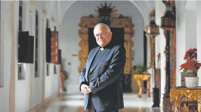  ?? // VALERIO MERINO ?? Demetrio Fernández, en el Palacio Episcopal, durante la entrevista para ‘Pasión en Córdoba’