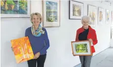  ?? FOTO: JULIA BRUNNER ?? Elly Riedmiller (rechts) und Edeltraud Hinding stellen ihre Aquarelle den ganzen Mai über im ehemaligen Modehaus Kimmerl aus.