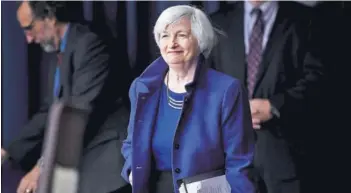  ??  ?? ► La jefa de la Fed, Janet Yellen, llegando a la conferenci­a de prensa de ayer.
