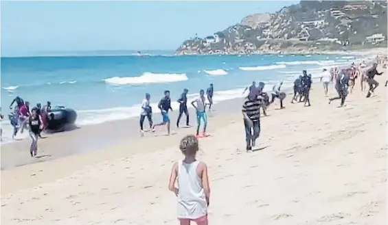  ?? AP ?? Momento. La imagen fue tomada por uno de los bañistas en Zahara de los Antunes, en donde unas 40 personas lograron hacer pie en Europa.