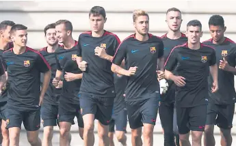  ??  ?? HONDUREÑO. “Choco” Lozano aparece a la derecha en su primer entrenamie­nto con el Barcelona.