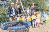  ?? FOTO: SROKA ?? DRK-Geschäftsf­ührer Detlef Blank (v.l.), Marcel Römer vom Elternrat, Leiterin Andrea Hendricks und Sparkassen-Leiter Thomas Bongartz mit Kindern an der Schaukel.