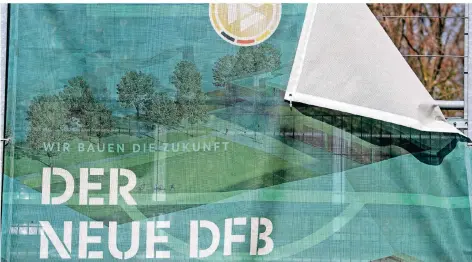  ?? FOTO: BORIS ROESSLER/DPA ?? Ein alter Sichtschut­z mit der Aufschrift „Der neue DFB“hängt an einem Zaun an der Zentrale des Deutschen Fußball-Bundes.