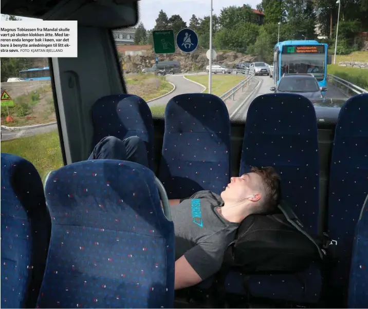  ?? FOTO: KJARTAN BJELLAND ?? Magnus Tobiassen fra Mandal skulle vært på skolen klokken åtte. Med læreren enda lenger bak i køen, var det bare å benytte anledninge­n til litt ekstra søvn.