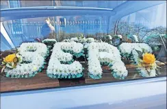  ?? ?? TRIBUTE A floral arrangemen­t placed on Bertie’s coffin in hearse
SEND-OFF
