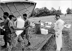  ??  ?? • La Brigada Aérea del Ejército entregó alimentos e insumos médicos en poblacione­s de la Amazonía.