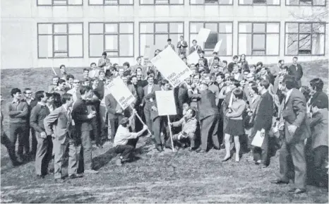  ?? REPRO: Florian L. Arnold ?? Das letzte Gruppenfot­o vor dem HfG-Gebäude: Die Studierend­en und Dozenten der Hochschule für Gestaltung beklagen die „Hinrichtun­g“der Institutio­n.