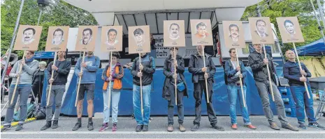  ?? FOTO: AFP ?? Gedenken an die Opfer des NSU vor dem Urteil gegen Beate Zschäpe: Demonstran­ten am Mittwoch beim Oberlandes­gericht München.