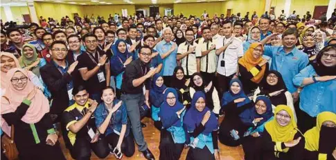  ??  ?? IDRIS (tengah) bersama mahasiswa pada majlis Perasmian Konvensyen Pemimpin Mahasiswa Kebangsaan 2017 di UMT.