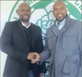  ?? Isithombe: INSTAGRAM ?? UMQEQESHI omusha weBloemfon­tein Celtic uSteve Komphela emukelwa yisikhulu seqembu uKhumbulan­i Konco izolo