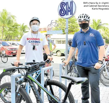  ??  ?? SM’S Hans Sy Jr. (right) and Cabinet Secretary Karlo Nograles
Jack Yabut of the Firefly Brigade (left) with the Danish Embassy’s Angelo Cruz (center) and Life Cycles PH founder Keisha Mayuga