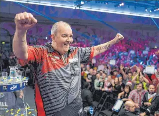  ?? FOTO: DPA/AFP ?? Phil Taylor (li.) verpasste den perfekten Abschied – Der Darts-Großmeiste­r hinterläss­t große Fußstapfen. Rob Cross steht trotzdem bereit.