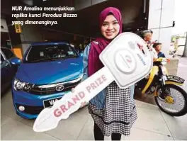  ??  ?? NUR Amalina menunjukka­n replika kunci Perodua Bezza yang dimenangin­ya.