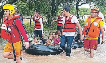  ??  ?? LLUVIAS. El personal de la Cruz Roja continúa realizando rescates de familias que habían quedado incomunica­das en Marcovia.