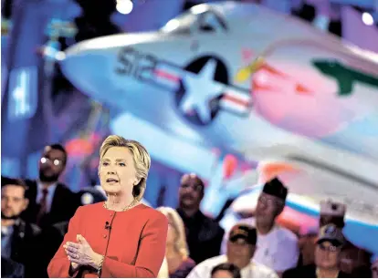  ??  ?? In den USA dürfen Wahlkampfa­uftritte auf Militärstü­tzpunkten und Flugzeugtr­ägern, hier die USS Intrepid, nicht fehlen. Hillary Clinton will bei jenen punkten, die sich um die militärisc­he Stärke sorgen.