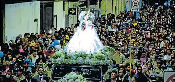  ?? ?? Una ola de feligreses acompañó a la Virgen de La Merced durante la procesión mayor.