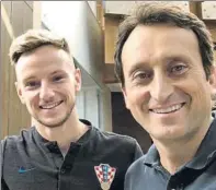  ??  ?? Ivan Rakitic junto a su representa­nte, Arturo Canales