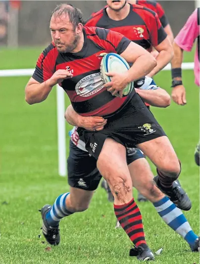  ?? Photograph by Kenny Elrick ?? MAN IN POSSESSION: Aberdeensh­ire head coach Barny Henderson keeps a tight grip.