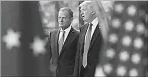  ??  ?? Ondersonsj­e tussen president Trump (rechts) en Donald Tusk in Brussel.