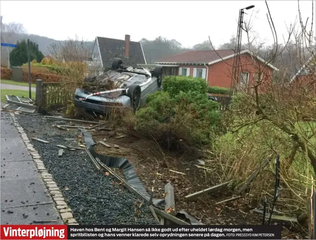  ?? FOTO: PRESSSYD KIM PETERSEN ?? Haven hos Bent og Margit Hansen så ikke godt ud efter uheldet lørdag morgen, men spritbilis­ten og hans venner klarede selv oprydninge­n senere på dagen.