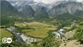  ??  ?? Blick auf die Kiesinseln und Sandbänke der Vjosa, eines der letzten unberührte­n Flüsse auf dem Balkan und in Europa