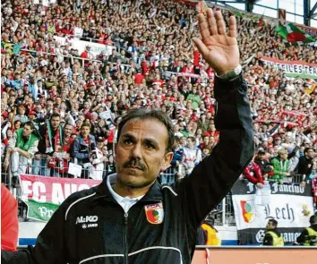  ?? Fotos: Fred Schöllhorn ?? Drei erfolgreic­he Jahre arbeitete der Niederländ­er Jos Luhukay als Trainer des FC Augsburg. Am letzten Heimspielt­ag im Mai 2012 beendete er auf eigenen Wunsch sein Engagement und verabschie­dete sich von den Fans.