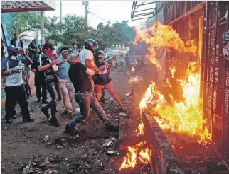  ?? OSWALDO RIVAS / REUTERS ?? Descontent­o. Manifestan­tes mientras atacaban el miércoles una sede de la radio Sandinista en Managua.