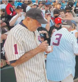  ??  ?? Jim Landis, signing a ball in 2005, played eight seasons with the Sox. | SUN- TIMES