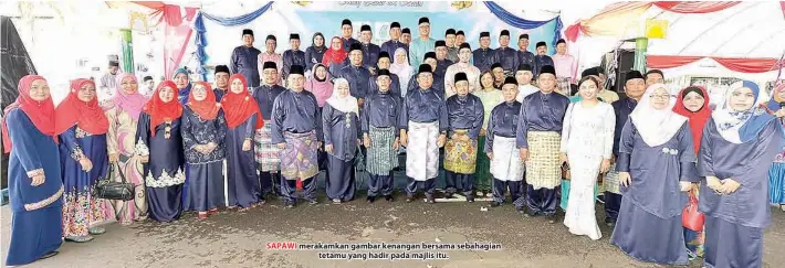  ??  ?? SAPAWI merakamkan gambar kenangan bersama sebahagian tetamu yang hadir pada majlis itu.