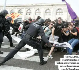 ??  ?? TUMULTOS. Manifestan­tes e polícia envolveram-se em confrontos nas ruas de Barcelona