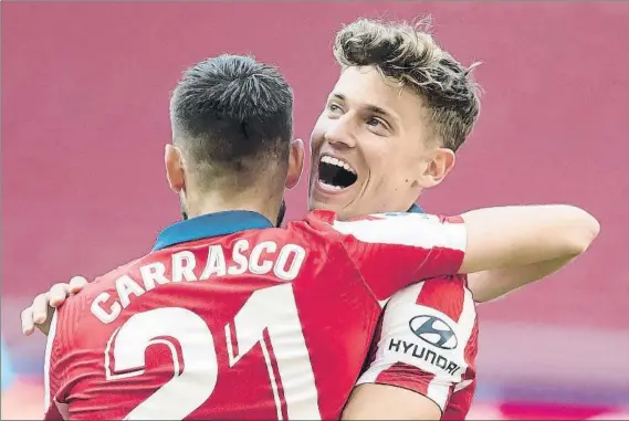  ?? FOTO: J.A.S. ?? El belga Yannick Carrasco y el madrileño Marcos Llorente celebrando uno de los cinco goles que el Atlético de Madrid anotó ante el Eibar.