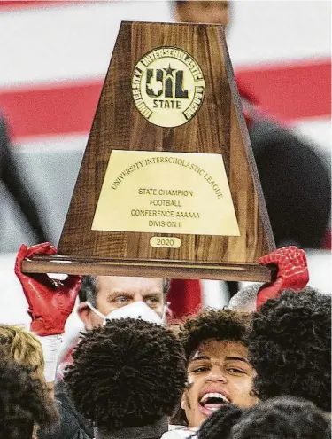  ?? Brett Coomer / Staff photograph­er ?? The Katy football team celebrates its 51-14 win over Cedar Hill to capture the Class 6A Division II UIL state championsh­ip at AT&T Stadium on Saturday. It was the Tigers’ ninth state championsh­ip.