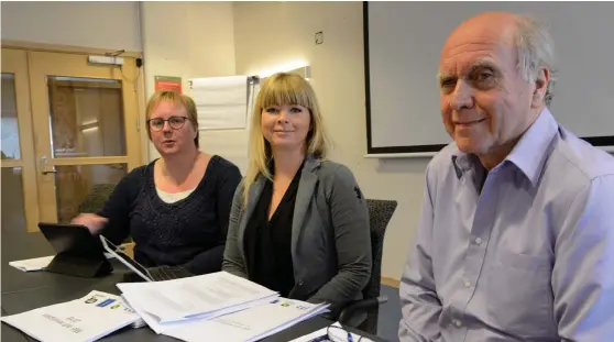  ?? Bild: PASI HAKOPURO ?? VILL SPARA. Camilla Olofsson (M), Julia Färjhage (C) och Tommy Nilzén (MP) presentera­r en budget där även KD är med som ska ge kommunen ett överskott på 12 miljoner kronor.