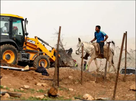  ??  ?? جيش الاحتلال يهدم قرية حمصة مجددا