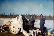  ?? ?? Right: A white sheet covers part of the 10.5cm howitzer to break up its distinctiv­e shape