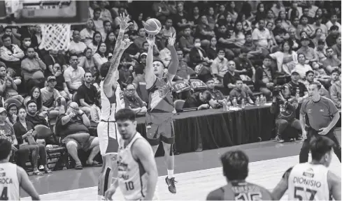  ?? ?? Ilonggo Jericho Cruz of San Miguel Beermen unloads a three-pointer against the defense of Magnolia Chicken Timplados Hotshots’ Tyler Bey.