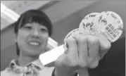  ?? LIU NAIWEN / FOR CHINA DAILY ?? A subway worker shows a pregnancy badge in Tianjin on Sunday.