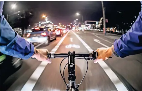  ??  ?? Mittendrin: Als Radfahrer im Dunkeln auf einem gekennzeic­hneten Radweg im laufenden Verkehr