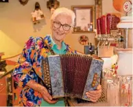  ?? DIETER KULMER ?? Zita Müller spielt mit 90 Jahren noch Ziehharmon­ika