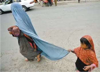  ?? HOSHANG HASHIMI AGENCE FRANCE-PRESSE ?? Une femme et ses enfants à Kaboul, mardi. De plus en plus de voix s’élèvent pour demander au gouverneme­nt du Québec de mettre sur pied un programme d’urgence de parrainage pour les Afghans.