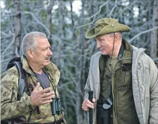  ?? ALEXEY NIKOLSKY / AFP ?? Siberia. Una imagen del 27 de agosto muestra al presidente ruso, Vladímir Putin (d), durante sus vacaciones.