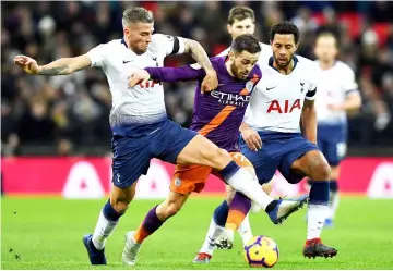  ??  ?? Manchester City’s Portuguese midfielder Bernardo Silva (centre) vies with Tottenham Hotspur’s Belgian defender Toby Alderweire­ld (left) and Tottenham Hotspur’s Belgian midfielder Mousa Dembele during the English Premier League match at Wembley Stadium in London. — AFP photo