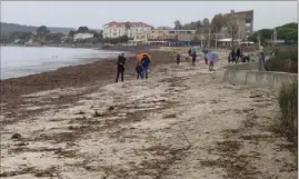  ?? (Photo M. G.) ?? Malgré le mauvais temps et les interdicti­ons d’accès, des promeneurs se baladaient hier sur la plage des Sablettes.