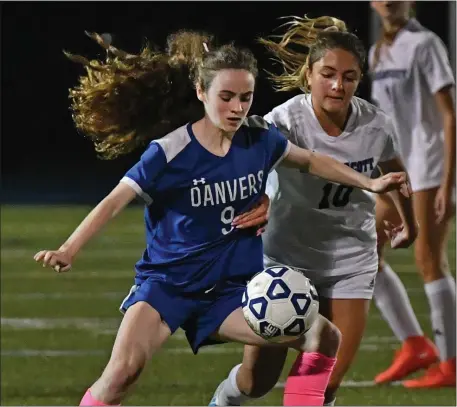  ?? CHRIS CHRISTO — BOSTON HERALD ?? Danvers girls soccer star Georgia Prouty, left, eyes the ball during a game against Swampscott. Both teams are in the Div. 3 state tournament.