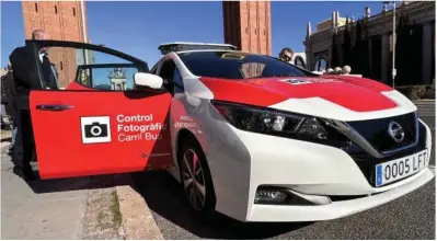  ?? El Periódico ?? Nuevo coche de TMB para perseguir a vehículos parados en el carril bus.