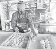  ?? — Gambar Bernama ?? UNIK: Dimyati menyiapkan doh tepung pelbagai warna ketika ditemui Bernama di warungnya di Kampung Sungai Yu di Kuala Selangor baru-baru ini. Warung tersebut mengetenga­hkan roti canai pelbagai warna seperti merah jambu, hijau, biru dan kuning dan berperisa strawberi, durian, epal, keladi dan jagung.