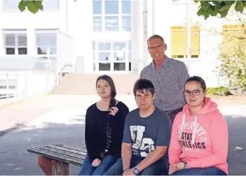  ?? RP-FOTO: DIETRICH JANICKI ?? Schulleite­r Frieder Winterberg und die Klassenspr­echer (v.l.) Alina Martynov, Jan-Niklas Niebisch und Lisa Großmann sind in das Programm der Abschlussf­eierlichke­iten der Theodor-Heuss-Realschule eingebunde­n.