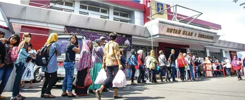  ?? ZAIM ARMIES/JAWA POS ?? TERTIB: Para pembesuk mengantre untuk masuk ke Rutan Medaeng kemarin pagi (23/6). Mesin sidik jari tidak berfungsi sehingga terjadi penumpukan pengunjung.