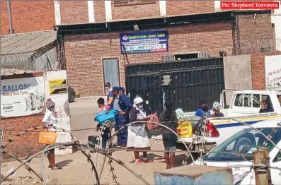  ??  ?? Police ask for exemption letters from vendors who were shopping for plastic ware in Granitesid­e industrial area, with those found without arrested and ordered to get into a waiting truck recently